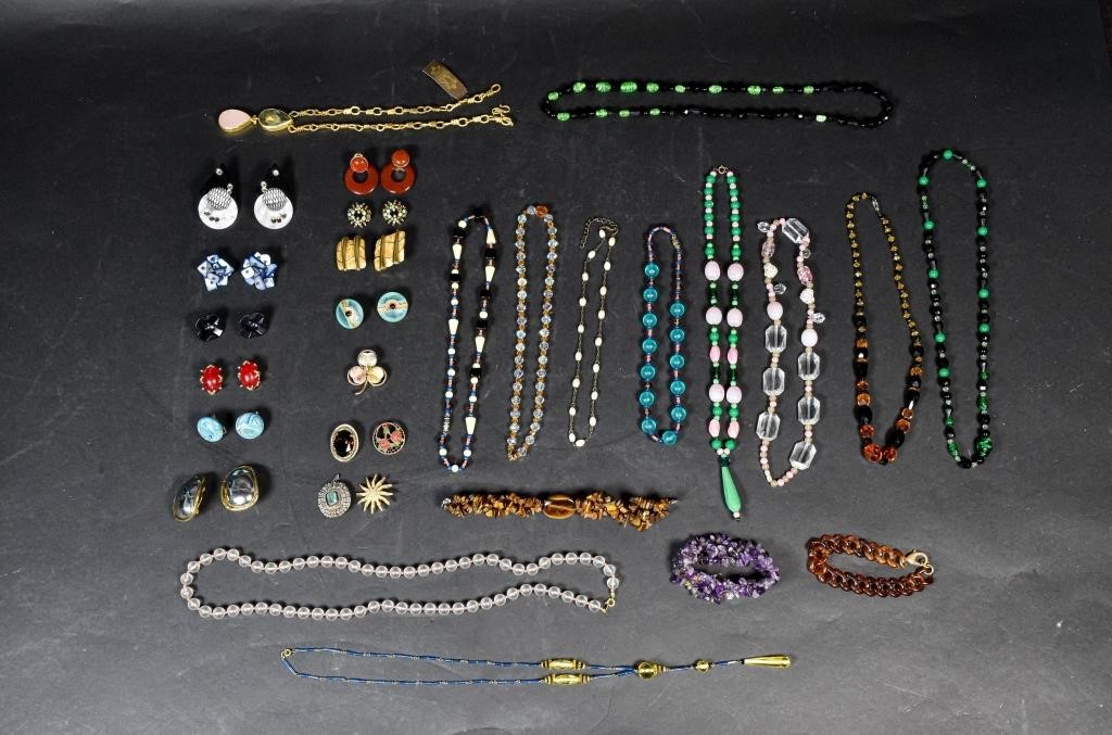 GROUPING OF VINTAGE JEWELRY12