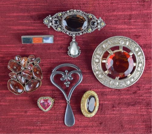 GROUPING OF VINTAGE RETRO