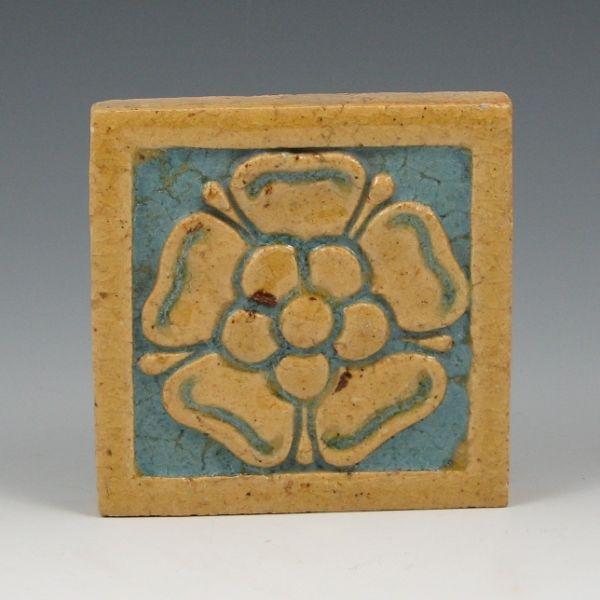 Grueby floral tile with two-tone