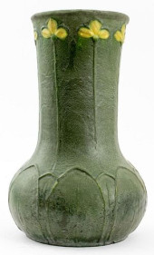 GRUEBY POTTERY MATTE GREEN VAS