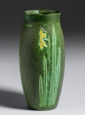 GRUEBY POTTERY TWO-COLOR DAFFO