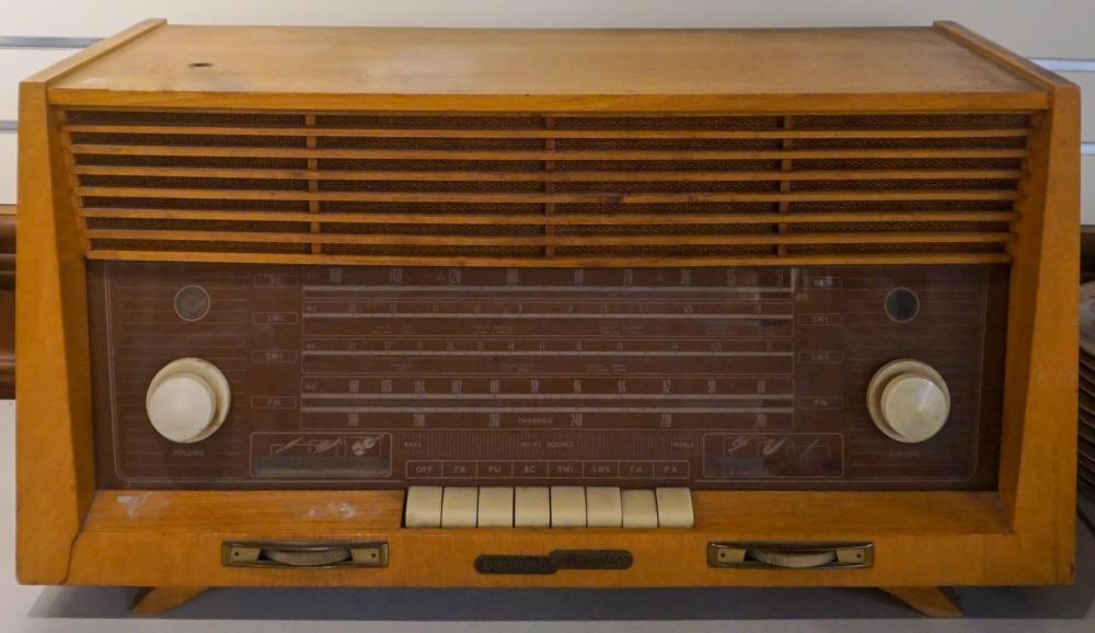GRUNDIG MAJESTIC TABLE RADIO,