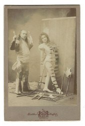 GUSTAVO ARCARIS, KNIFE-THROWER