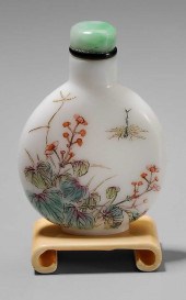 Guyue Xuan-Type Glass Snuff Bo