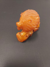 H000 CARVED BALTIC AMBER LION