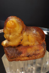 H001 CARVED BALTIC AMBER LION