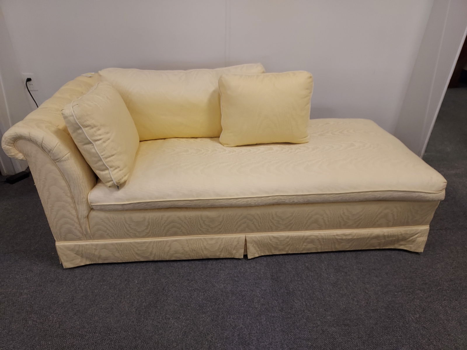 H1062 CHAISE LOUNGE WITH YELLOW