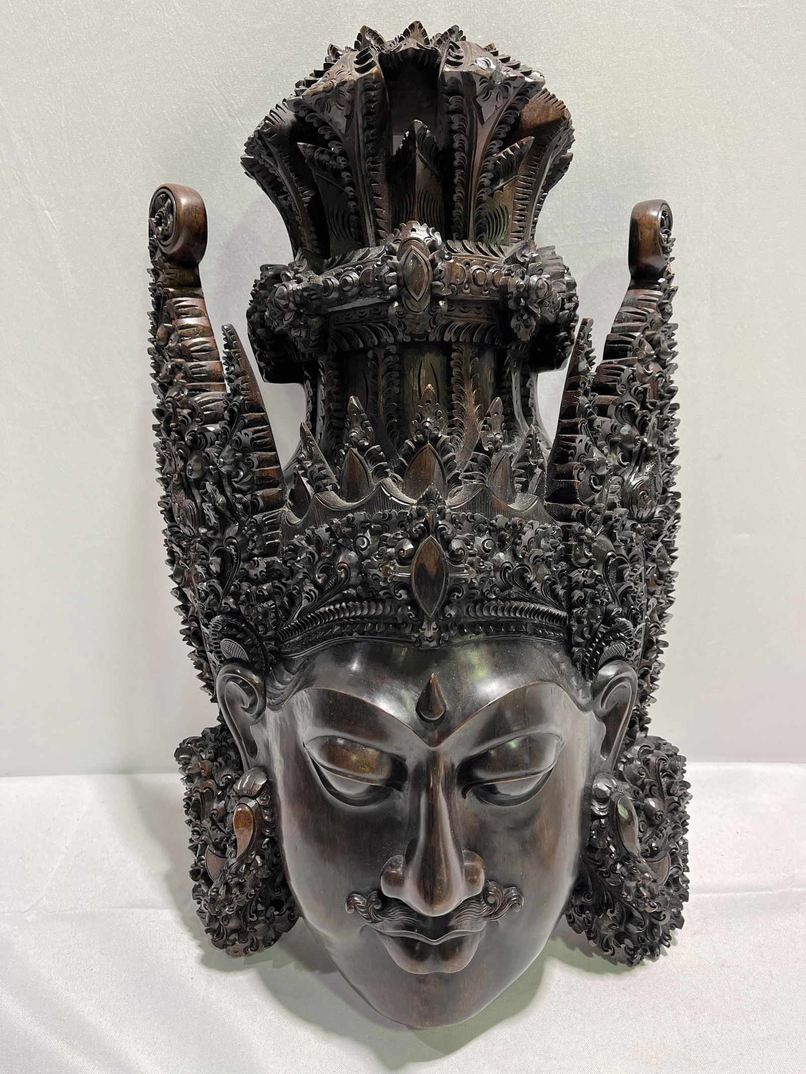 H1088 EBONY TYPE CARVED WOOD