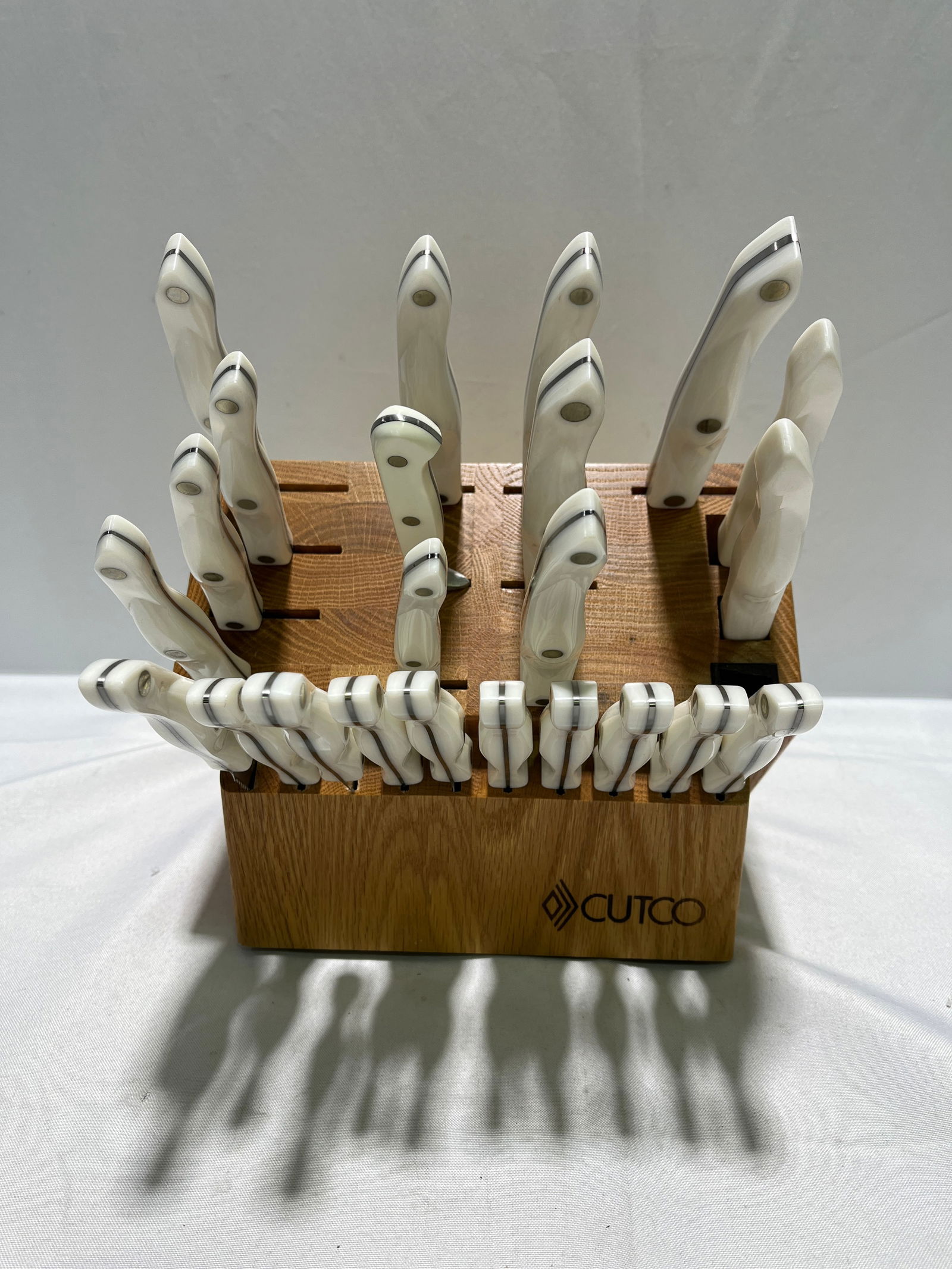 H1136 WHITE CUTCO KNIVES WITH CUTCO
