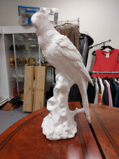 H1343 WHITE CERAMIC PARROT STA