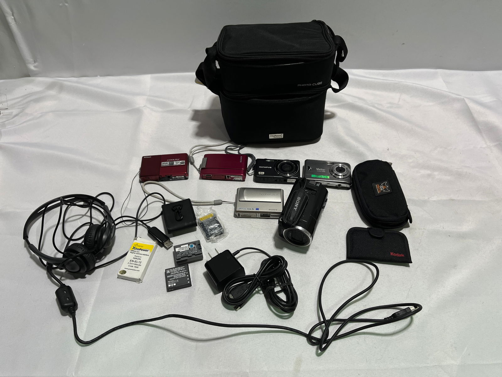 H1572 6 VINTAGE DIGITAL CAMERAS: