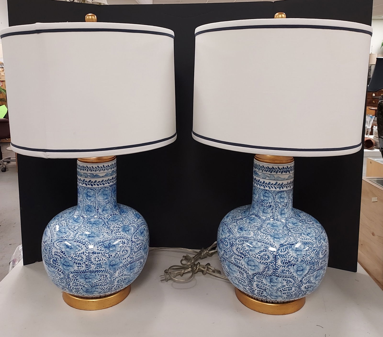 H2015 PAIR LRG BLUE & WHITE CERAMIC