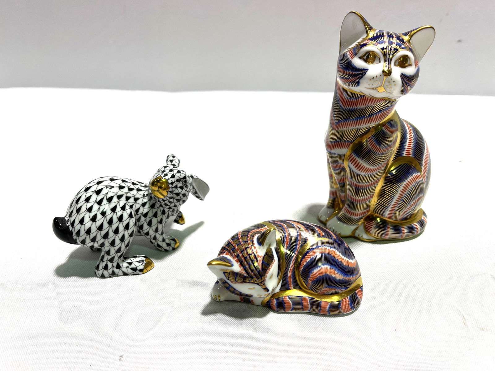H422 2 ROYAL CROWN DERBY IMARI CATS