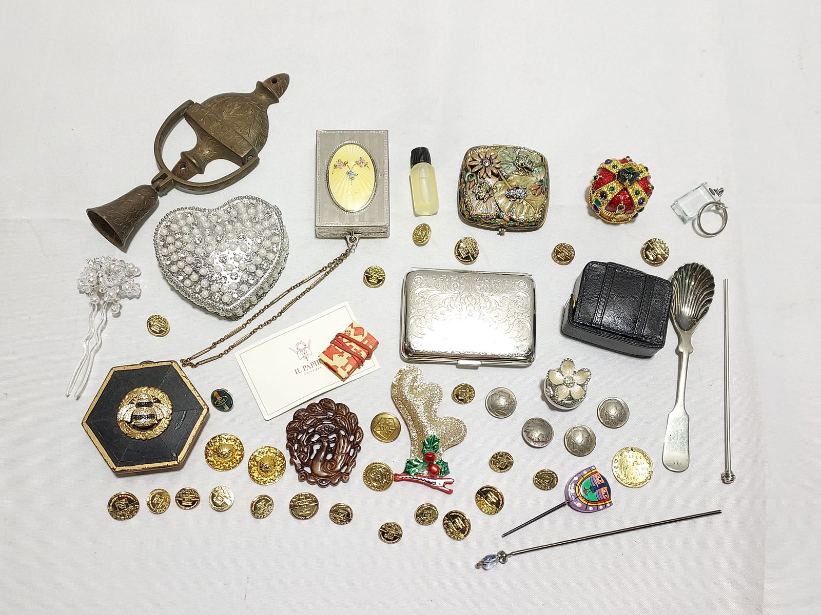 H538 36 PC VANITY ITEMS AND