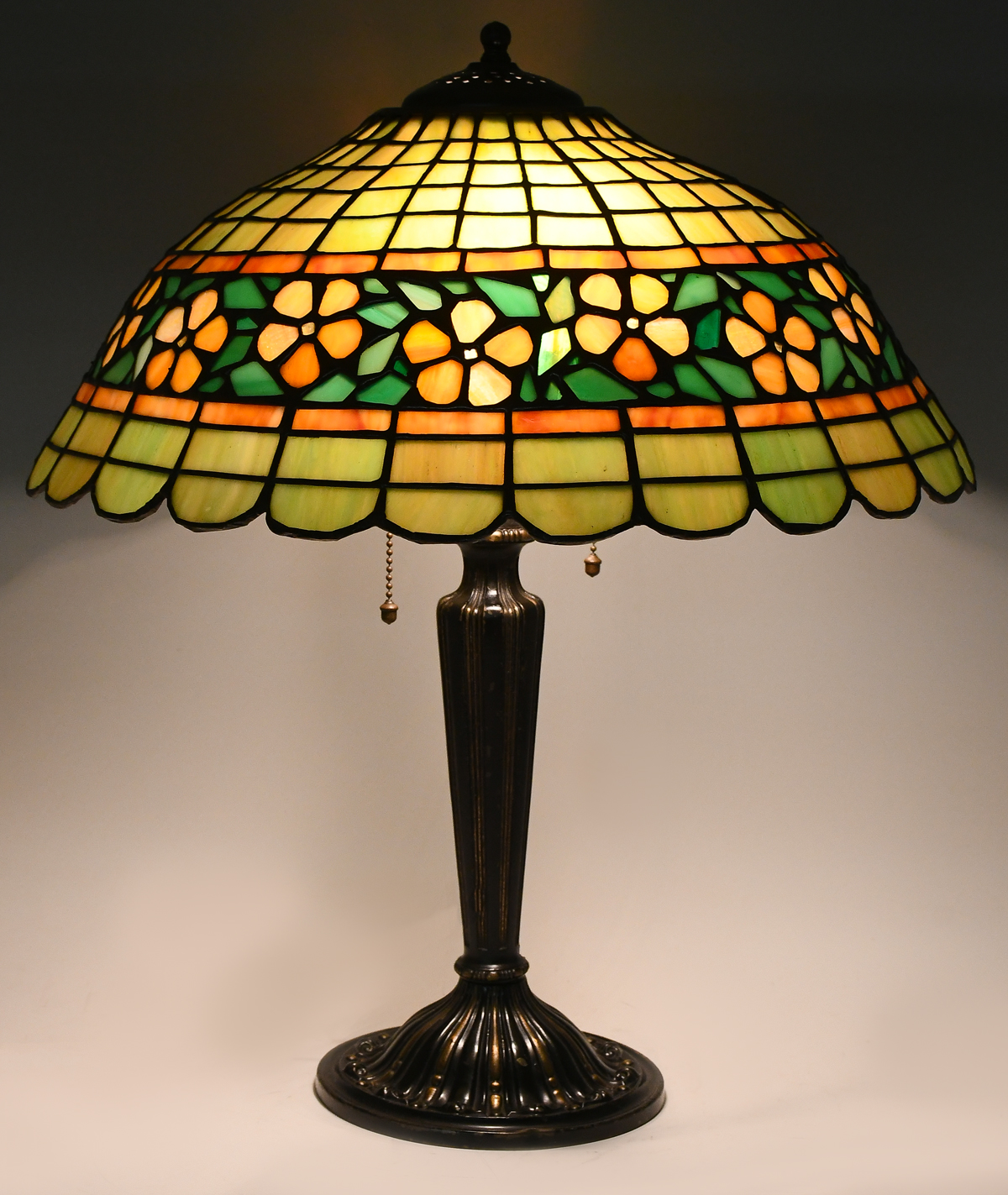 HANDEL? STAINED GLASS TABLE LAMP: