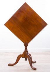 HANDKERCHIEF TILT TOP TABLEChe