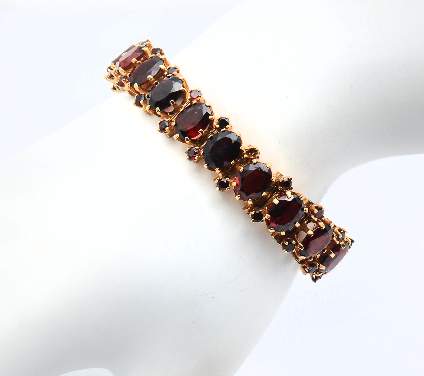 HARRY WINSTON? 14K 56.00 CTW GARNET