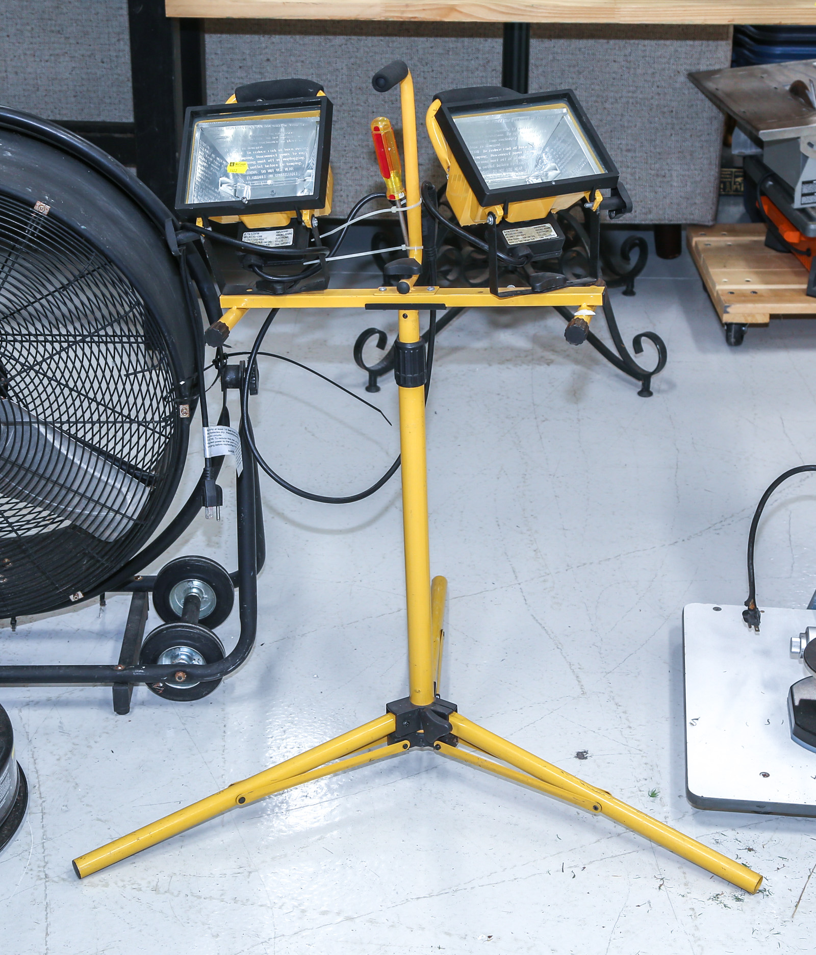 HEIGHT ADJUSTABLE HALOGEN WORK