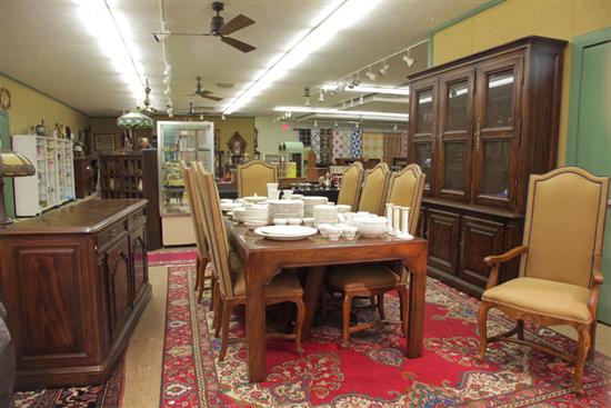 HENREDON DINING ROOM SUITE. Dark