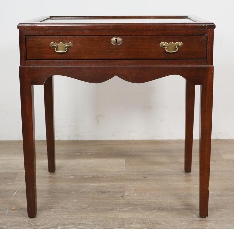 HEPPLEWHITE STYLE TABLE VITRINE