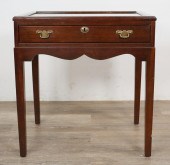 HEPPLEWHITE STYLE TABLE VITRIN
