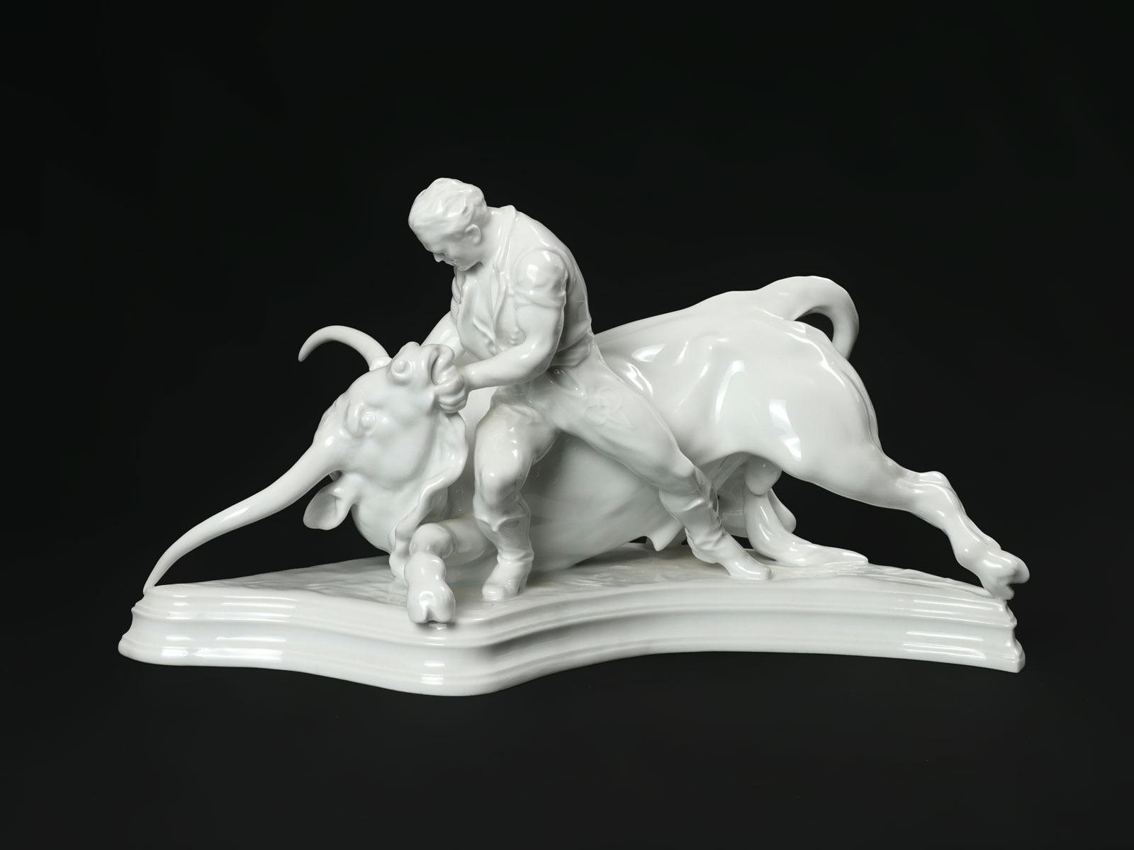 HEREND BLANC DE CHINE MAN WRESTLING