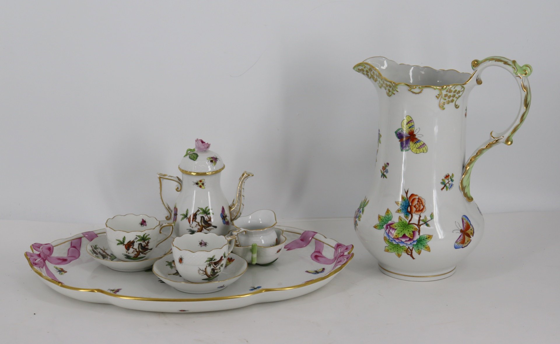 HEREND PORCELAIN GROUPING. To