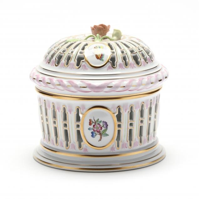 HEREND PORCELAIN QUEEN VICTORIA