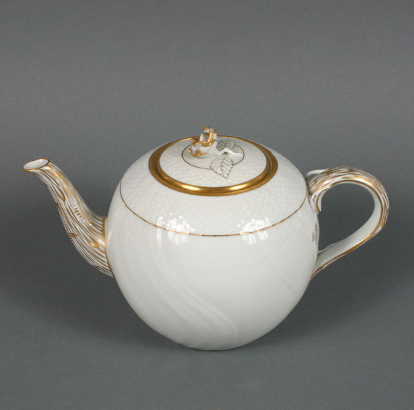 Herend porcelain teapot; gilt