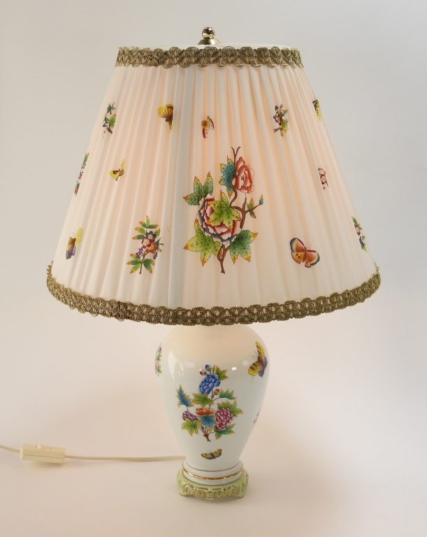 HEREND QUEEN VICTORIA TABLE LAMP