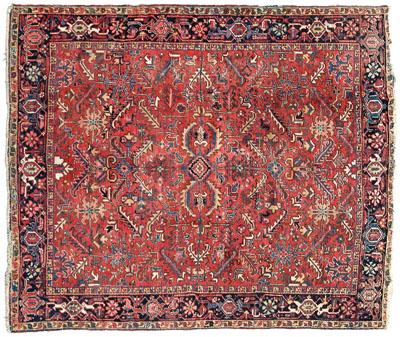 Heriz rug, repeating designs on