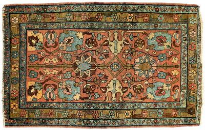 Heriz rug, repeating designs on