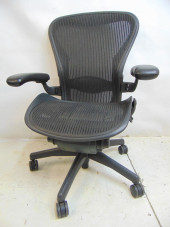 HERMAN MILLER AERON CHAIR, SIZ
