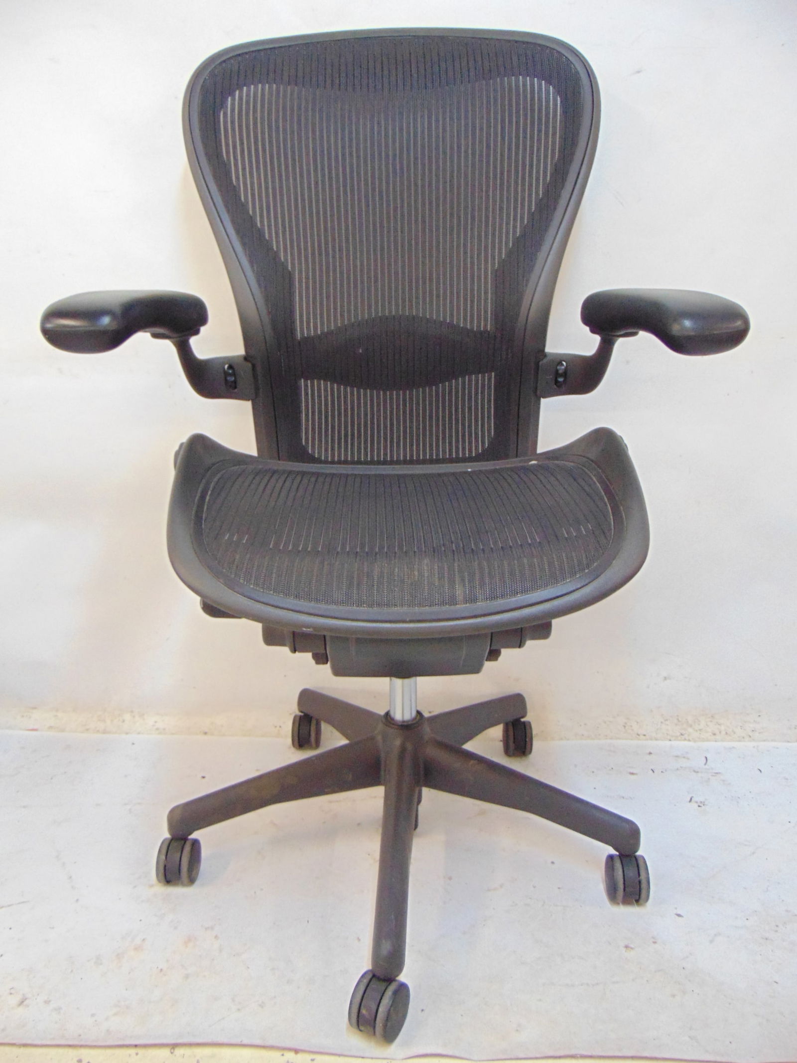 HERMAN MILLER AERON CHAIR, SIZE