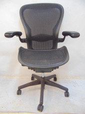 HERMAN MILLER AERON CHAIR, SIZ