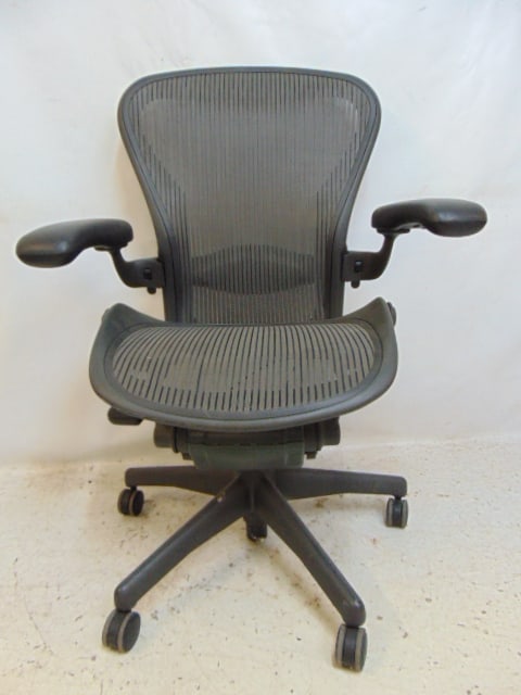 HERMAN MILLER AERON DESK CHAIR WITH
