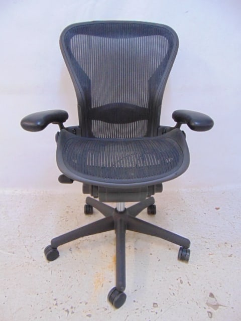 HERMAN MILLER AERON DESK CHAIR WITH