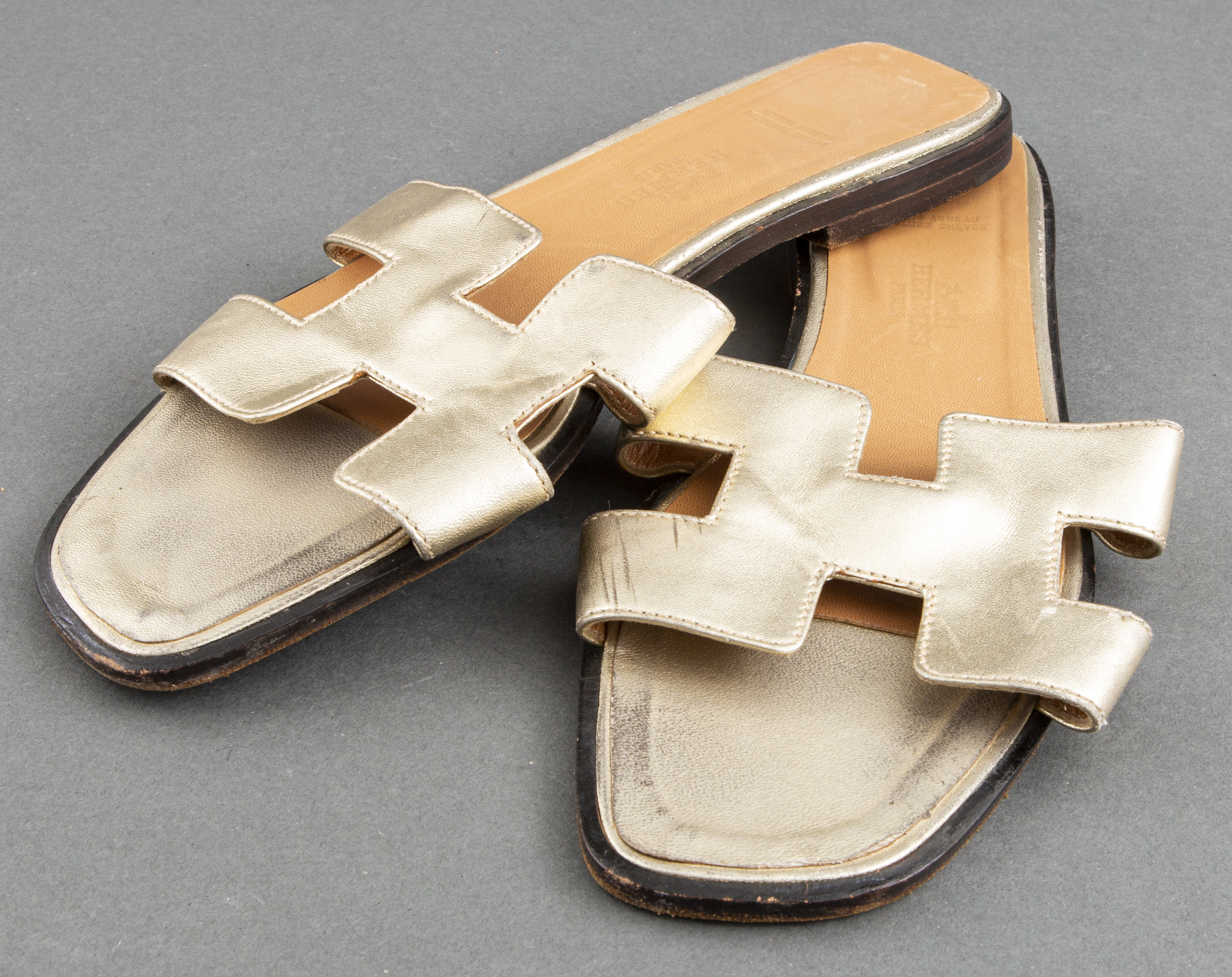 HERMES GOLD "ORAN" LEATHER SANDALS,