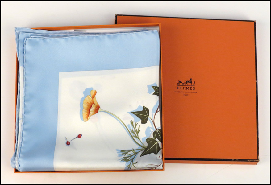 HERMES SILK SCARF. Des fleurs