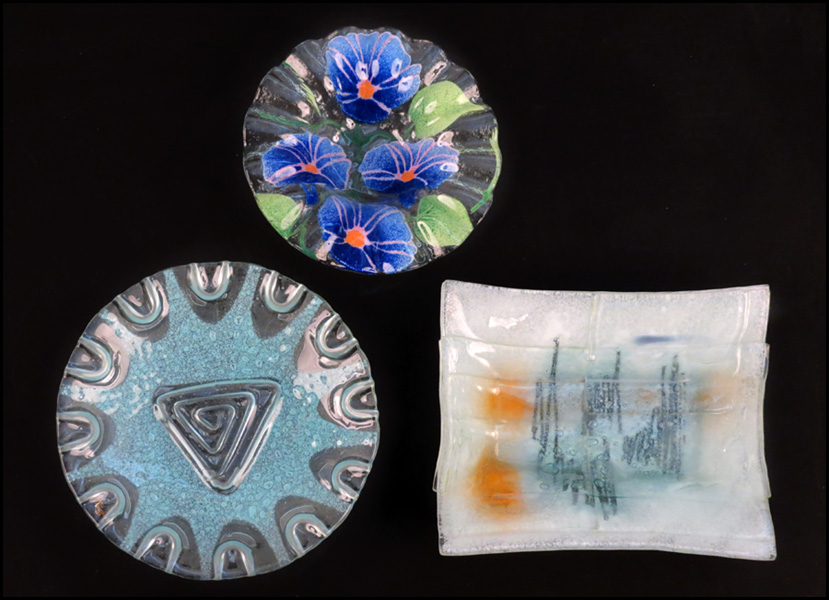 HIGGINS FUSED GLASS ROUND DISH.