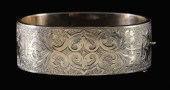 Hinged Gold Bangle Bracelet te