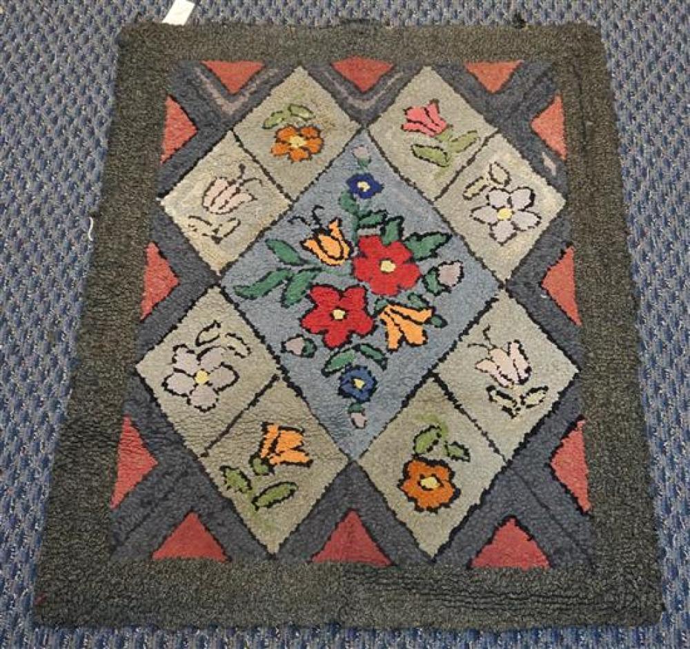 HOOKED SCATTER RUG, 3 FT X 3