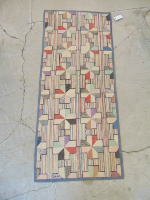 HOOKED SCATTER RUG WITH GEOMETRIC