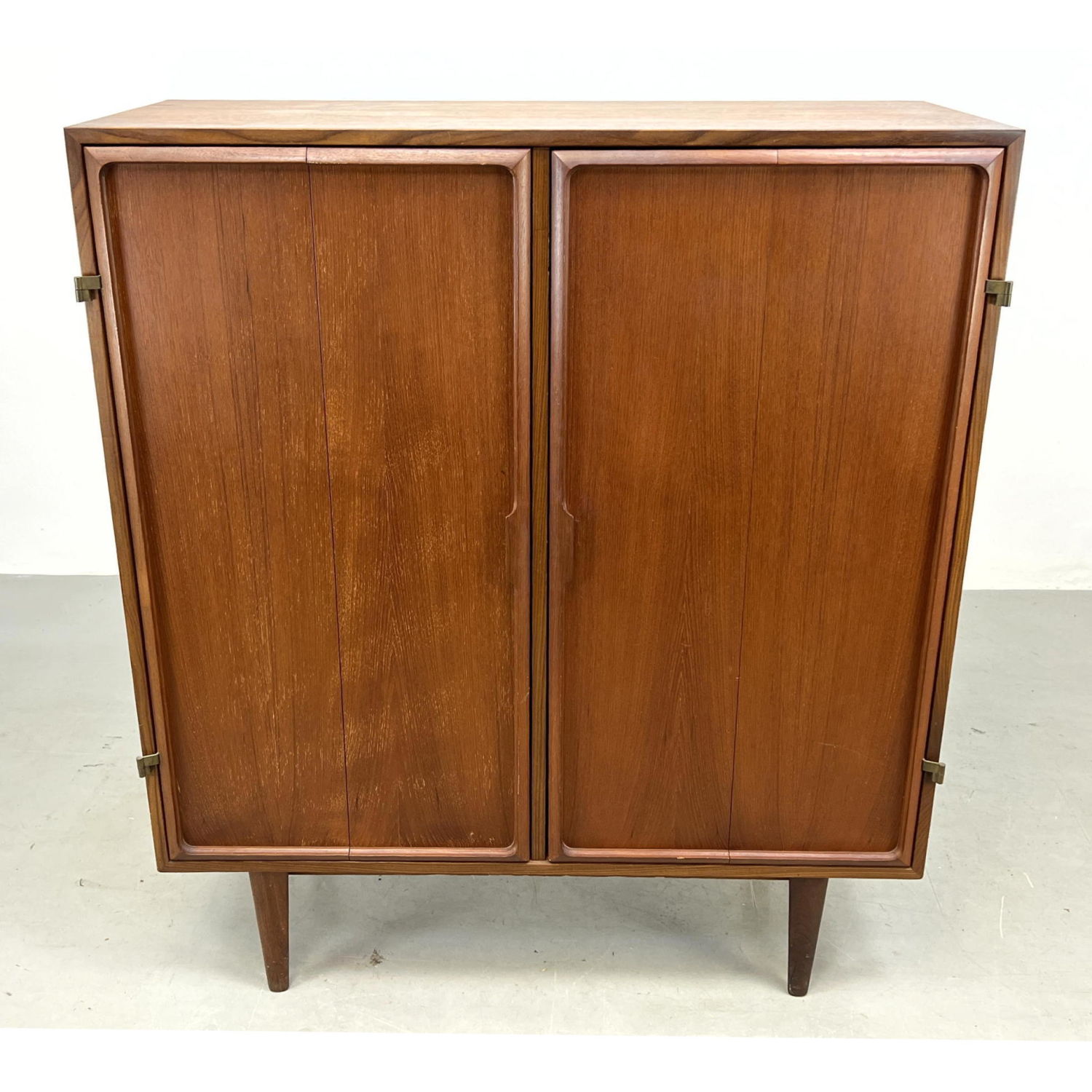 HOVMAND OLSEN Bi fold Door Wardrobe