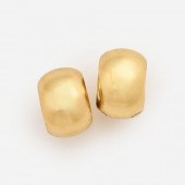 HUGGIE HOOP EARRING IN 18KA pa