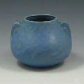 Hull or Burley Winter vase wit