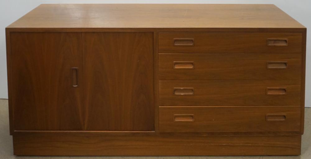 HUNDEVAD DANISH TEAK CREDENZA 26