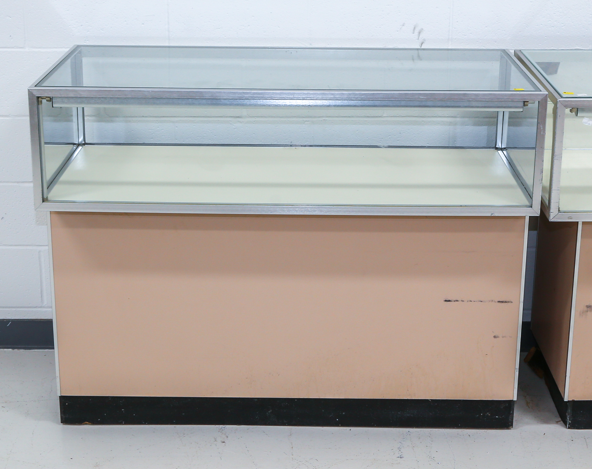 ILLUMINATED GLASS DISPLAY CASE 38