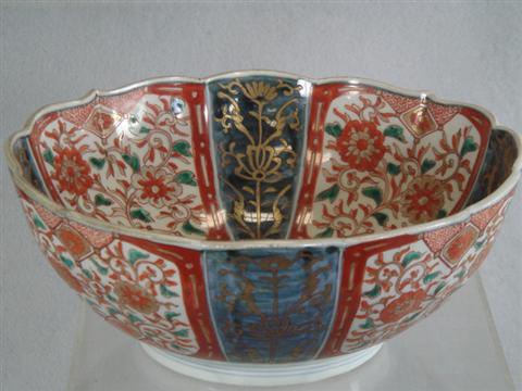 Imari bowl, scalloped rim, 19th