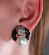 IMPORTANT DAVID WEBB PEARL EAR
